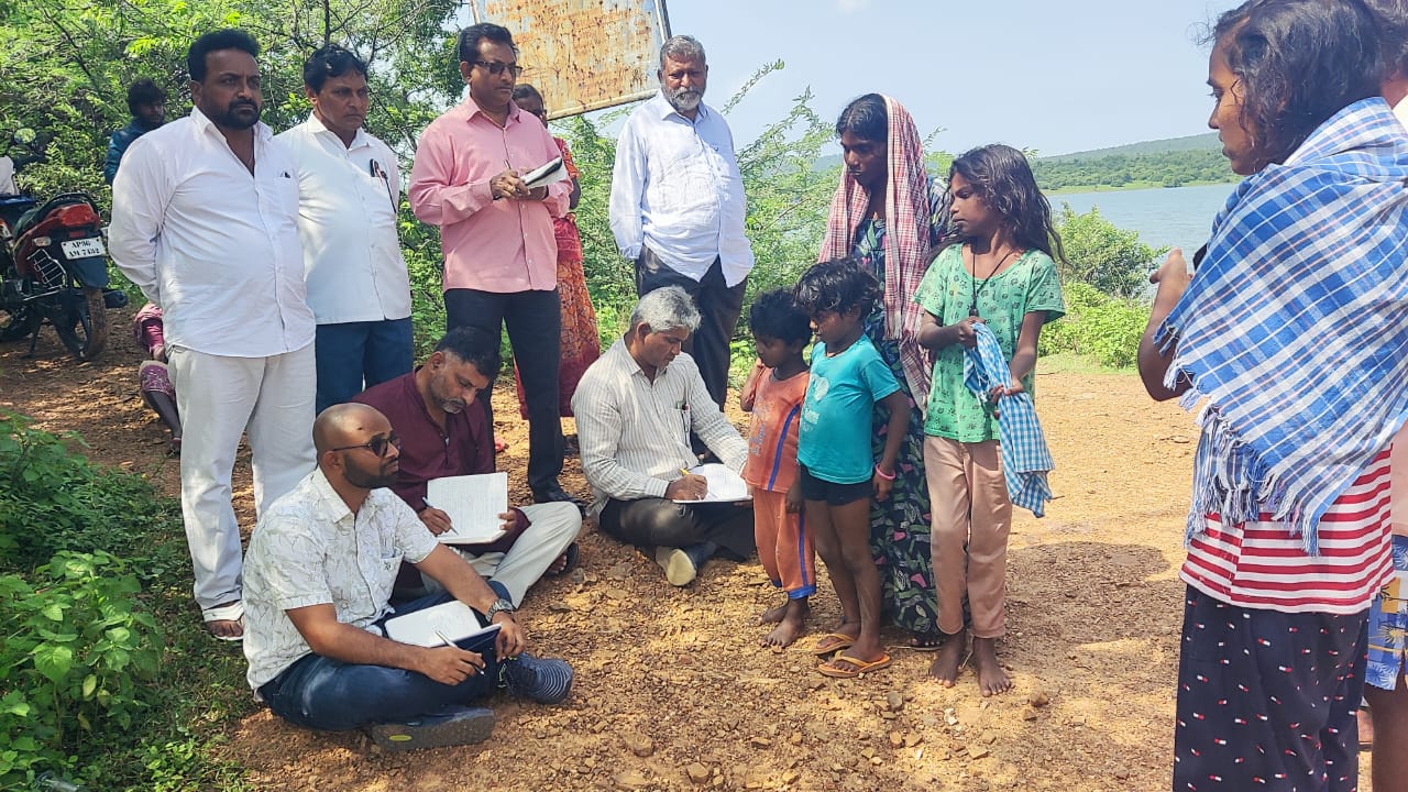 ఆత్మహత్య చేసుకున్న పారిశుద్ధ్య కార్మికుడు మహేష్ కుటుంబాన్ని ప్రభుత్వం ఆదుకోవాలి