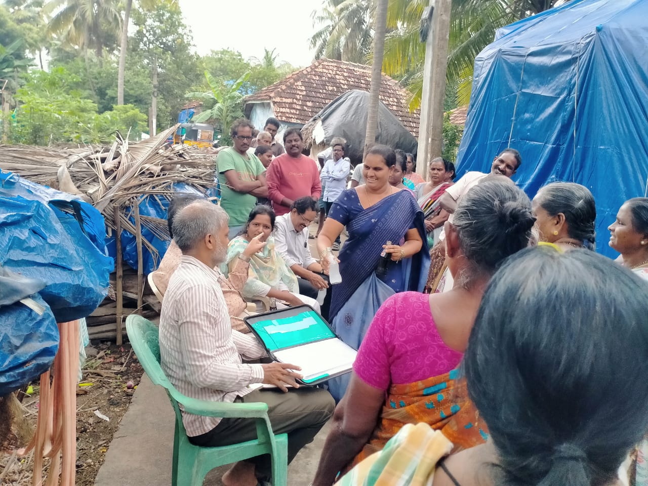 ఆత్రేయపురం మండలం, లొల్ల గ్రామంలో చెట్టు పట్టా లబ్దిదారులను ఇబ్బంది పెడుతున్న ఇరిగేషన్ యంత్రాంగం, ఆధిపత్య కులాల రైతులు.