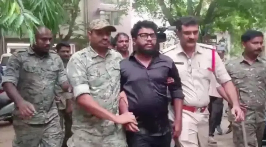 ప్రశ్న రావణ్ మీద నమోదైన ఉపా కేసు, పోలీస్ వ్యవస్థ పాలక వ్యవస్థను మెప్పించడానికి ఏ స్థాయి వరకు దిగజారగలదో తేట తెల్లం చేస్తుంది.